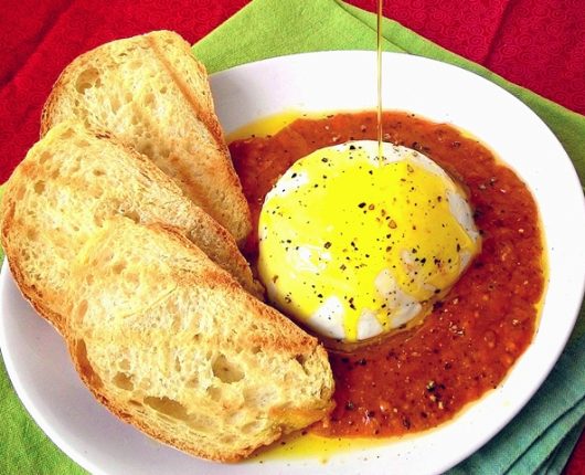 Burrata com molho de tomates cereja