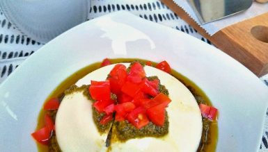 Burrata com pesto e tomatinhos
