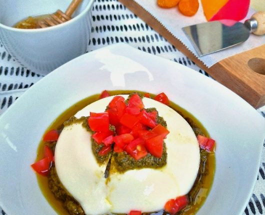 Burrata com pesto e tomatinhos