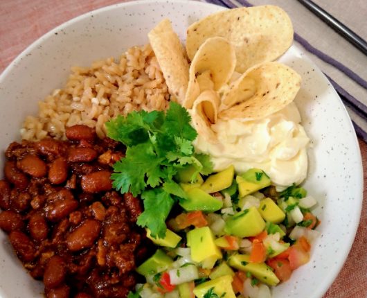 Burrito bowl (chilli beans, guacamole, pico de galo e sour cream)