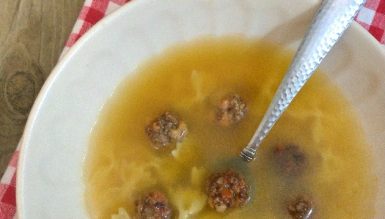 Caldo com mini-almôndegas e macarrãozinho