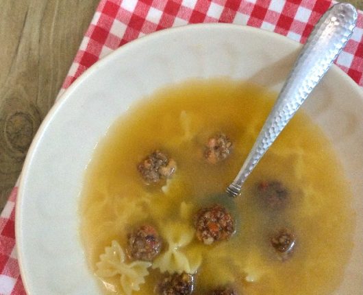 Caldo com mini-almôndegas e macarrãozinho