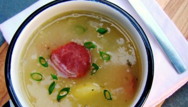 Caldo de mandioca (aipim, macaxeira) com calabresa