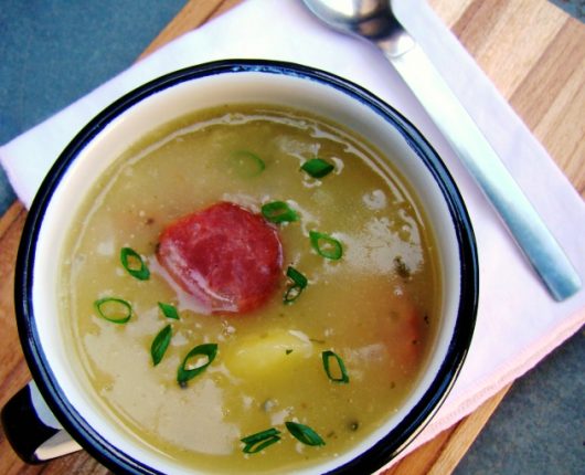 Caldo de mandioca (aipim, macaxeira) com calabresa