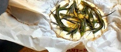 Queijo camembert assado com alecrim e mel