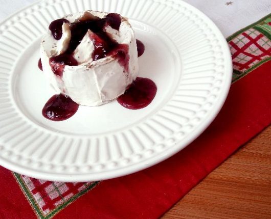 Queijo camembert com geleia de frutas vermelhas