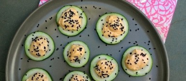 Canapés superlight de salmão defumado no pepino