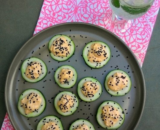 Canapés superlight de salmão defumado no pepino