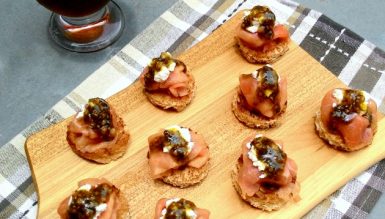 Canapés de carpaccio com ricota e pesto