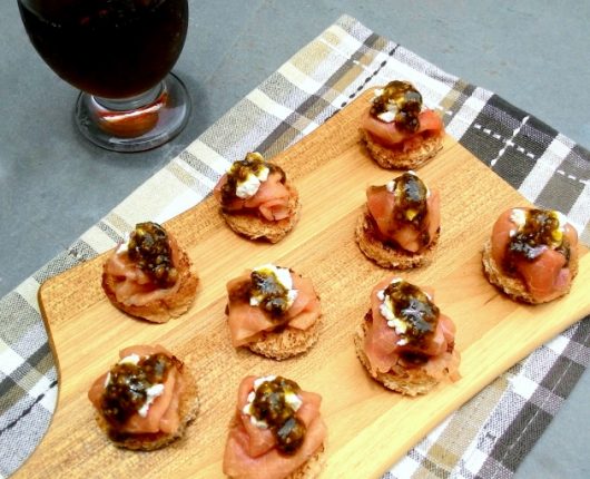 Canapés de carpaccio com ricota e pesto