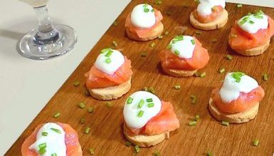 Canapés de salmão defumado com creme azedo + um drink rapidinho