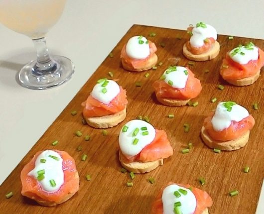 Canapés de salmão defumado com creme azedo + um drink rapidinho