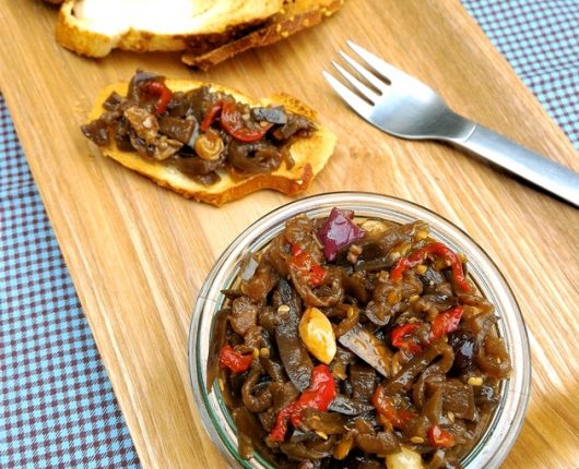 Antepasto italiano de berinjela (caponata)