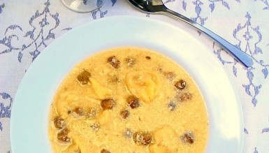 Cappelletti in brodo con polpettini (capeleti no caldo com polpetinhas)