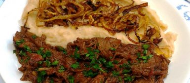 Carne assada na pressão com purê de feijão branco