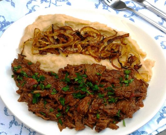 Carne assada na pressão com purê de feijão branco