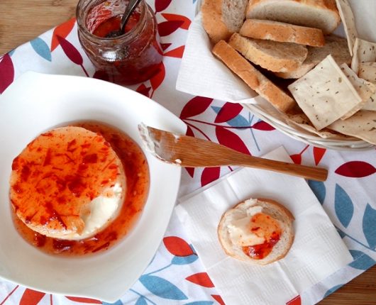 Queijo cremoso com geleia de pimenta