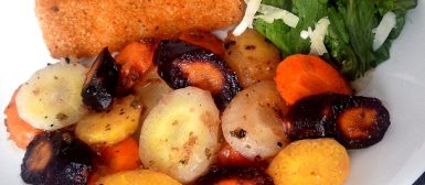 Cenouras coloridas na manteiga de ervas