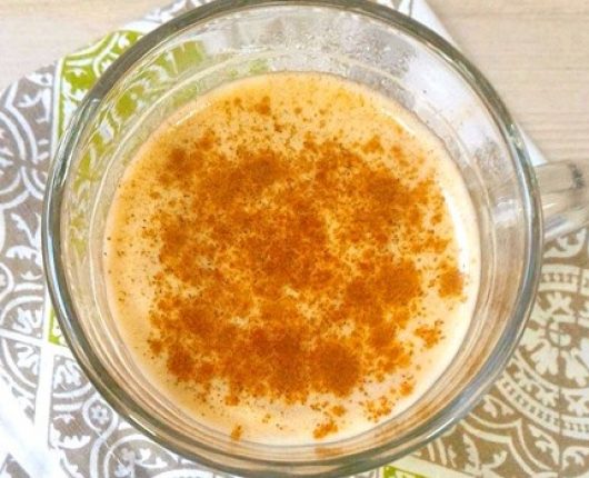 Receita de chai latte (chá indiano com especiarias e leite)