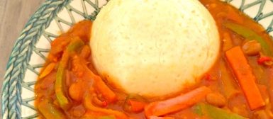 Chakalaca com fufu (ensopado de vegetais africano com bolinho)