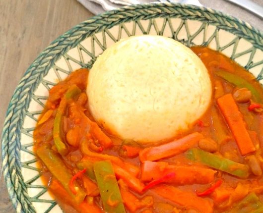 Chakalaca com fufu (ensopado de vegetais africano com bolinho)