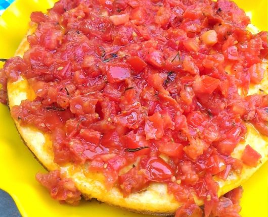 Cheesecake salgada com tomate confit