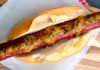 Choripán com molho chimichurri (sanduíche argentino de linguiça)