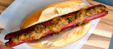 Choripán com molho chimichurri (sanduíche argentino de linguiça)