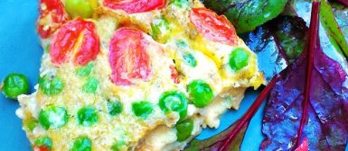 Clafoutis salgado de tomatinhos, ervilhas e queijo