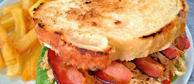 Club sandwich (com frango, bacon, alface e tomate)