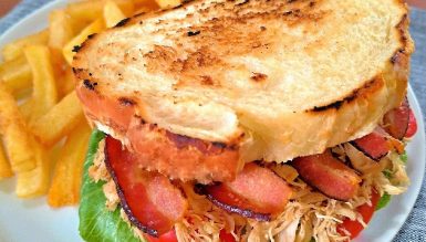 Club sandwich (com frango, bacon, alface e tomate)