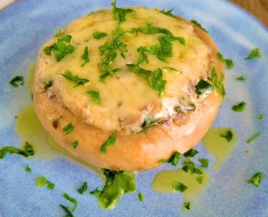 Cogumelo recheado com creme de espinafre e queijo