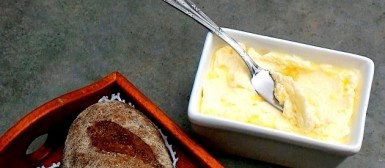 Como fazer manteiga caseira (e de brinde, buttermilk)