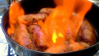 Como flambar + Linguiça flambada na cachaça com cebola