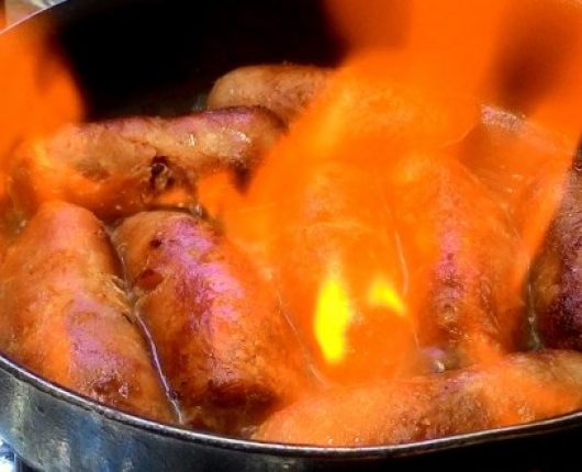 Como flambar + Linguiça flambada na cachaça com cebola