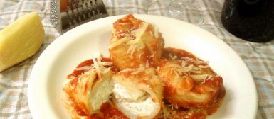 Conchiglioni ripieni di formaggi al pomodoro (Conchas de macarrão recheadas com queijos ao molho de tomate)