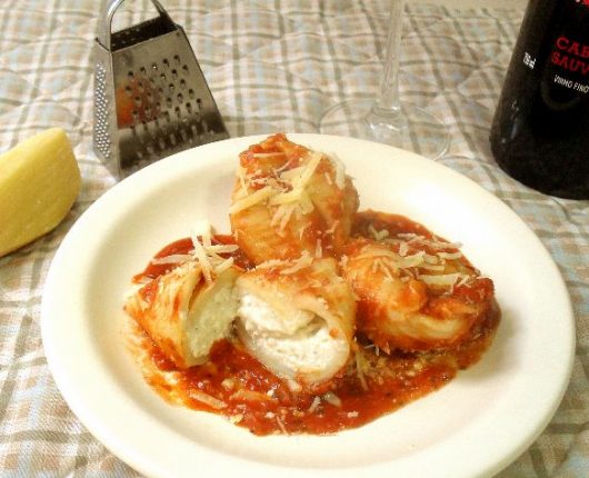 Conchiglioni ripieni di formaggi al pomodoro (Conchas de macarrão recheadas com queijos ao molho de tomate)