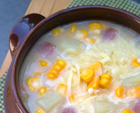 Sopa de milho com batata e bacon (receita de corn chowder)