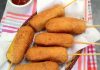 Corn dogs (salsichas empanadas em massa de milho)