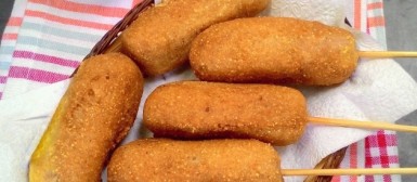Corn dogs (salsichas empanadas em massa de milho)