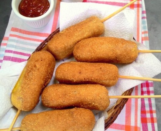 Corn dogs (salsichas empanadas em massa de milho)