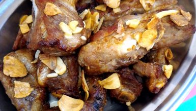 Costelinha “frita” com alho na air fryer