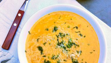 Sopa creme de abóbora com carne seca