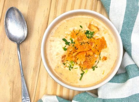 Sopa creme de mandioca com frango crocante