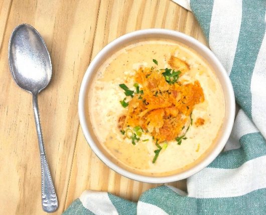 Sopa creme de mandioca com frango crocante