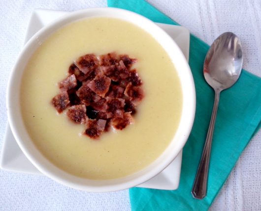 Sopa creme de mandioquinha com croutons de salame