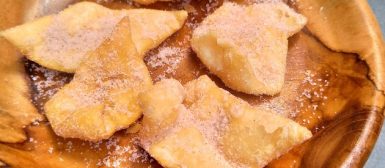 Crustolli, crostolli, grostolli, grostói (casquinha de massa frita com açúcar e canela)