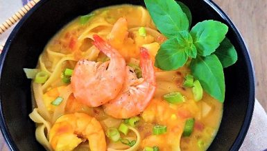 Curry thai de camarão com noodles de arroz