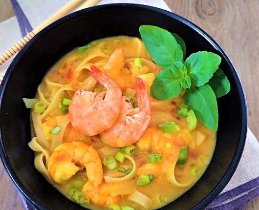 Curry thai de camarão com noodles de arroz