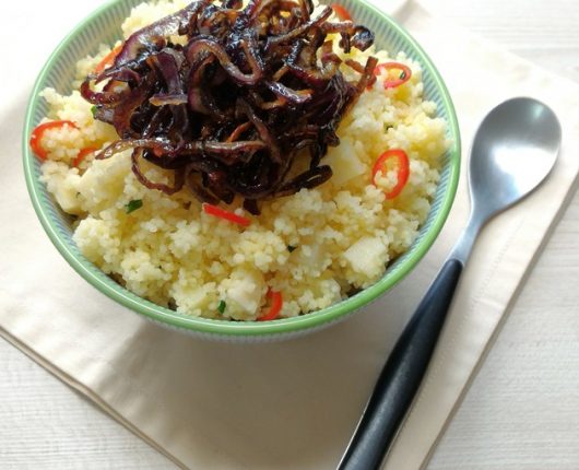 Cuscuz marroquino com palmito, pimenta e cebola tostada